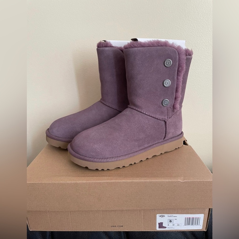 UGG women bailey snaps boot size 6